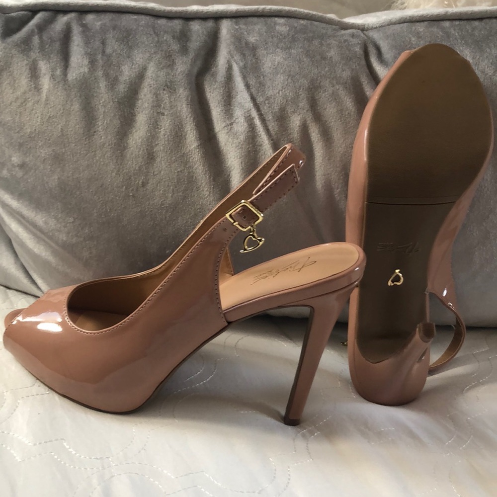 Peep toe stilettos👠 tan patent leather.